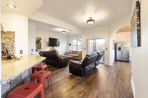 Interior - Serenity Skyline Lodge (Colorado Springs)