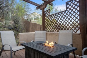 Outdoor dining - Serenity Skyline Lodge (Colorado Springs)
