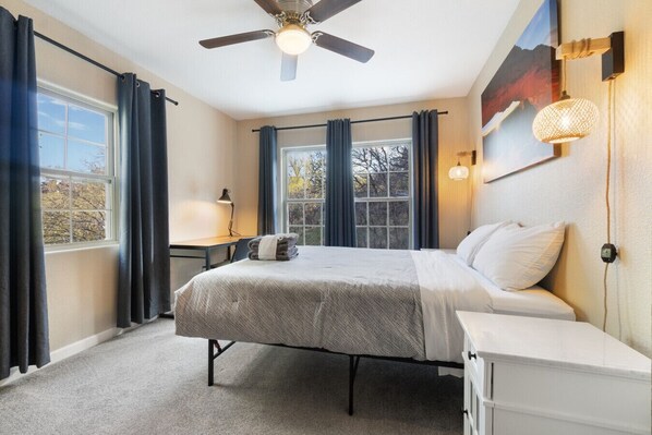 5 Schlafzimmer, Schreibtisch, Bügeleisen/Bügelbrett, Reisekinderbett