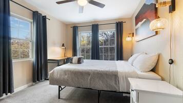 5 slaapkamers, een bureau, een strijkplank/strijkijzer, reisbedje