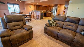 Smart TV, chimenea y oficina