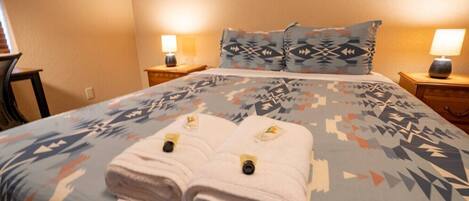 3 habitaciones, escritorio y tabla de planchar con plancha