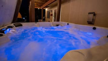 Tina de hidromasaje al aire libre