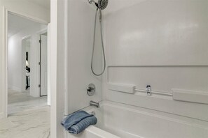 Combined shower/tub, hair dryer, towels
