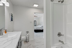 Combined shower/tub, hair dryer, towels
