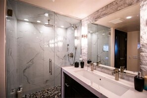 Regadera, secadora de cabello, toallas, jabón 