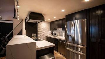 Kylskåp, mikrovågsugn, ugn och spishäll