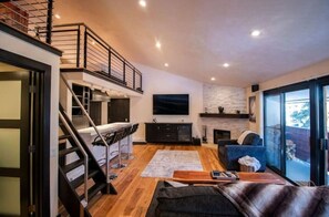 Fernseher, Kamin, Stereoanlage