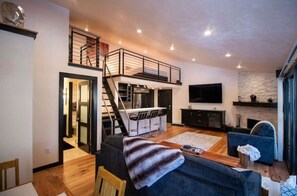 تلفزيون، مدفأة، ستيريو