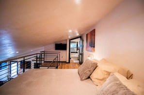 1 quarto, ferros/tábuas de passar roupa, berço de viagem