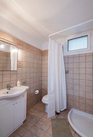 Haartrockner, Handtücher, Seife, Toilettenpapier