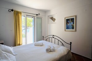 2 Schlafzimmer, Schreibtisch, Bügeleisen/Bügelbrett, Reisekinderbett