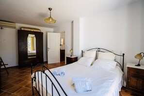 2 Schlafzimmer, Schreibtisch, Bügeleisen/Bügelbrett, Reisekinderbett