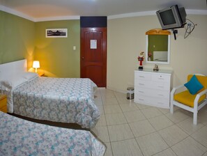 Habitación clásica con 2 camas individuales | 1 habitación, decoración personalizada y muebles diferentes 
