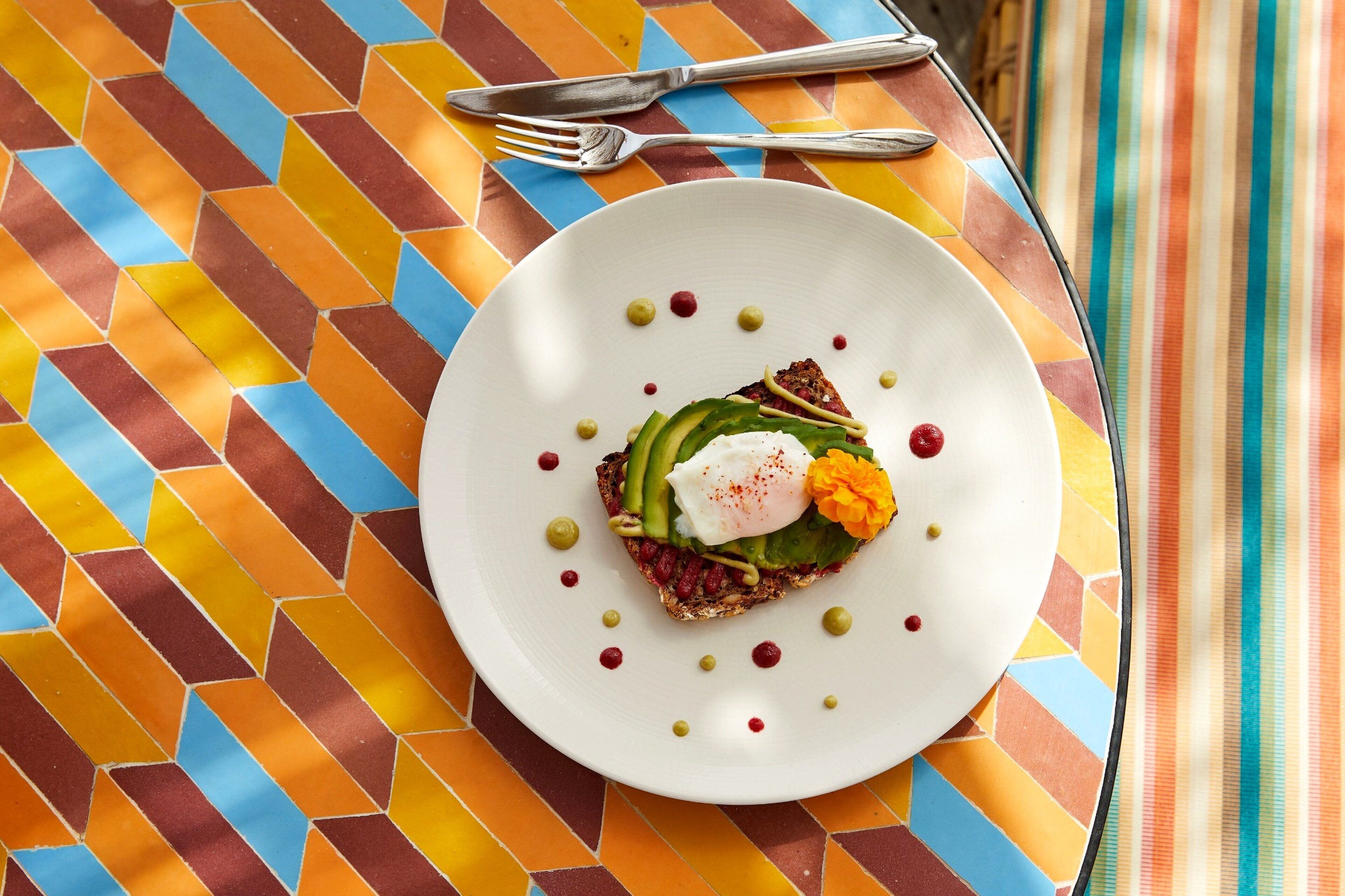 Un plato de comida sobre un mantel colorido con un diseño geométrico.