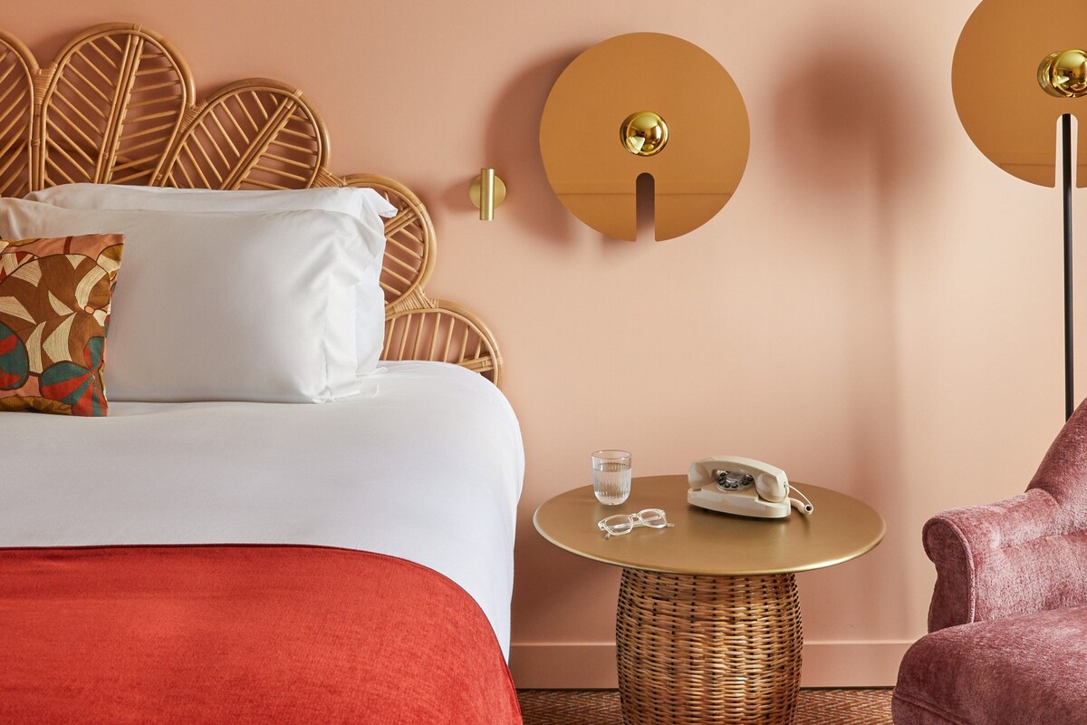Luxe beddengoed, pillowtop-bedden, een minibar met enkele gratis items