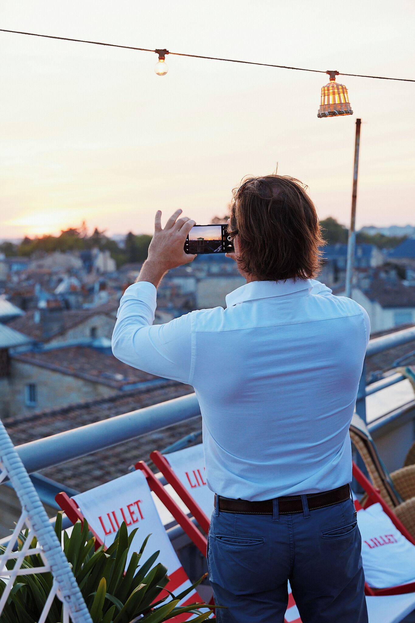 Une personne prenant une photo avec un appareil photo.
