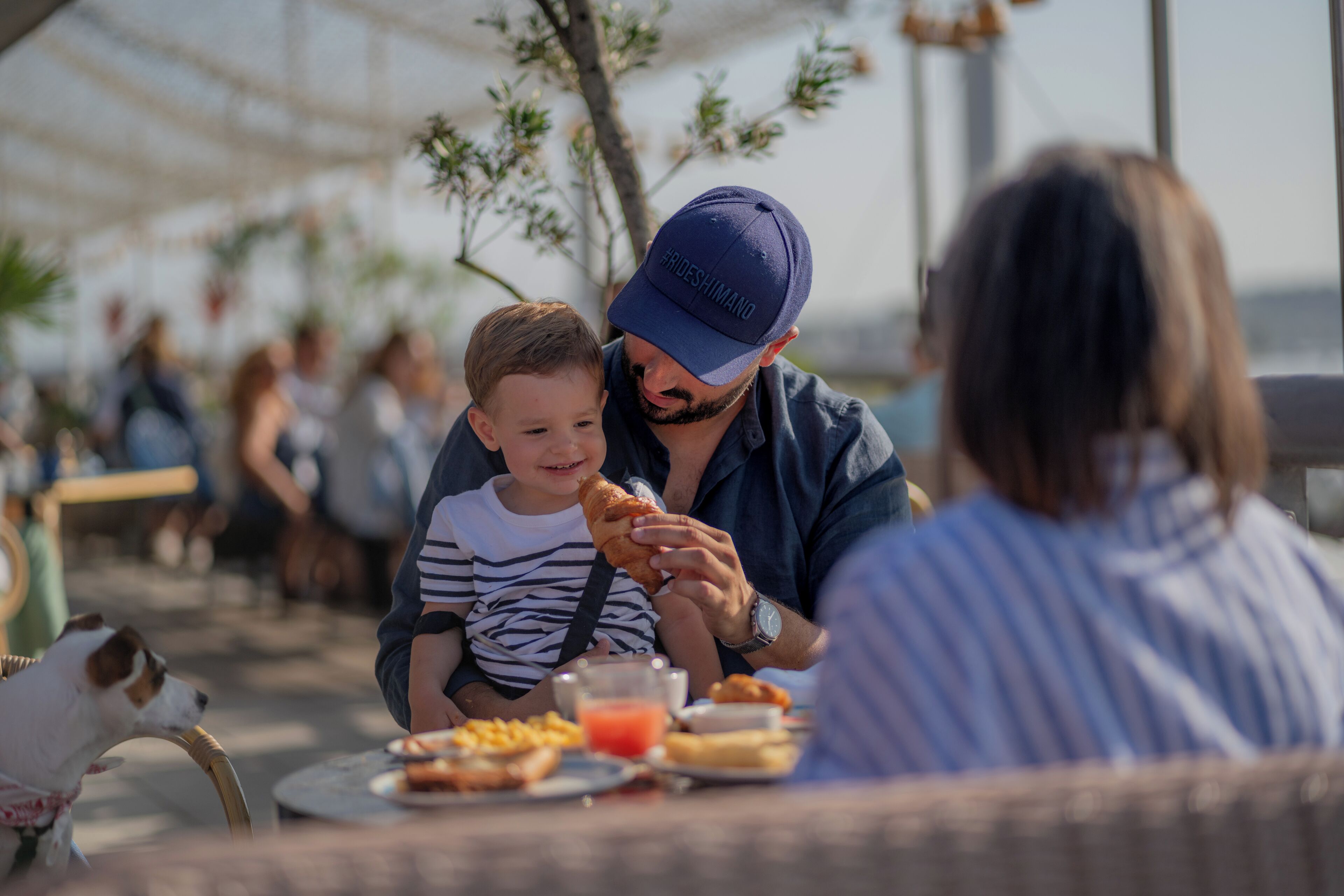 Un espace repas avec des tables et des chaises, des sièges en plein air et une ambiance décontractée.