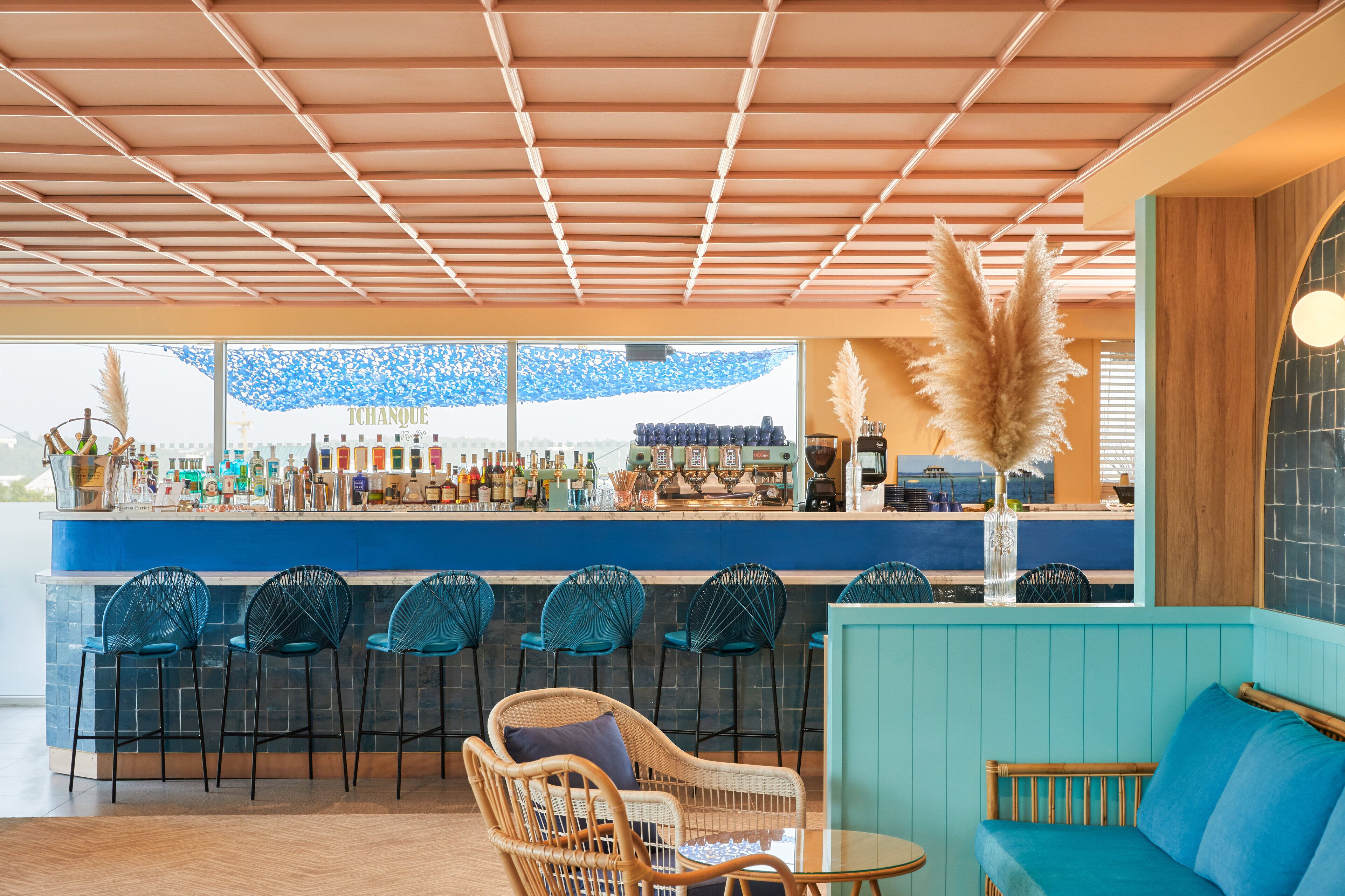 2 bars/lounges