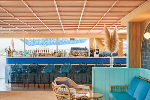 2 bares o lounges