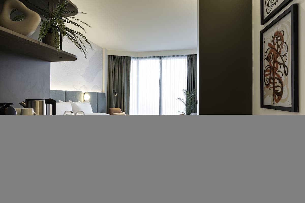 Minibar, värdeförvaringsskåp på rummet, skrivbord och ljudisolering