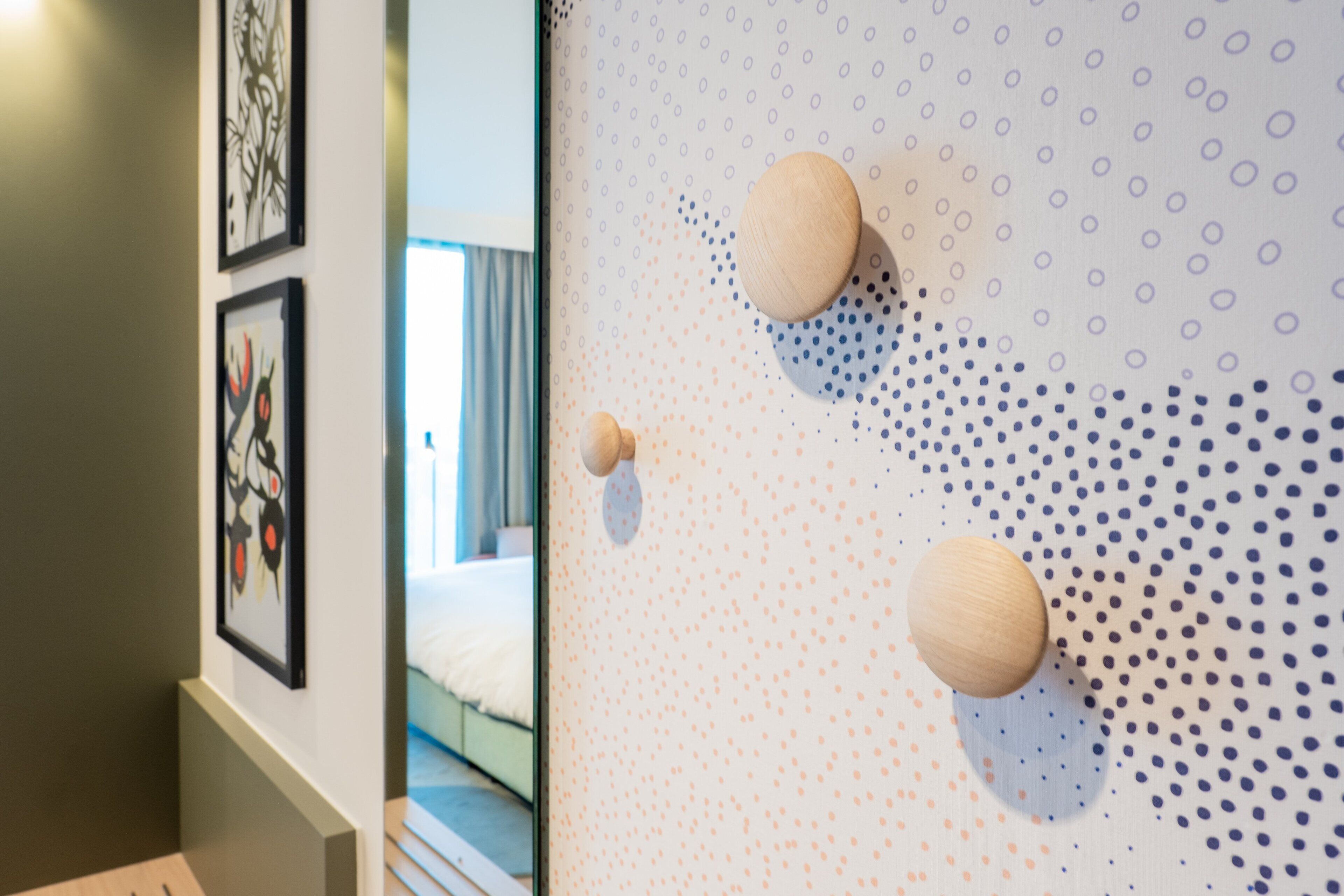 Minibar, värdeförvaringsskåp på rummet, skrivbord och ljudisolering