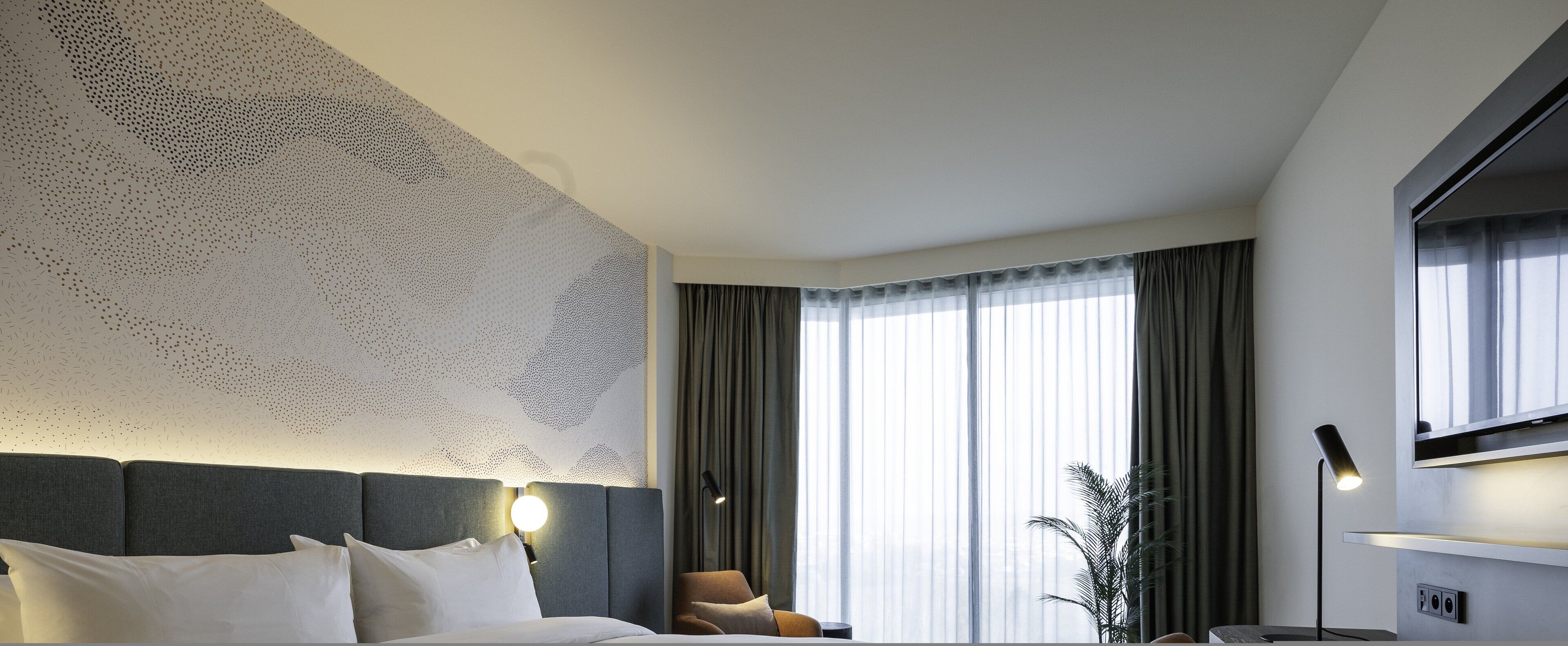 Een minibar, een kluis op de kamer, een bureau, geluiddichte muren