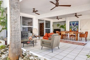 屋外ダイニングエリア