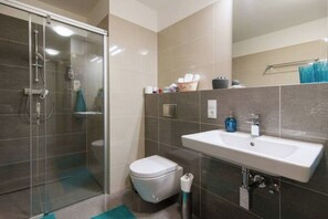 吹风机、毛巾、肥皂、洗发水