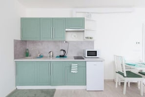 Geladeira, micro-ondas, cooktop, chaleira elétrica
