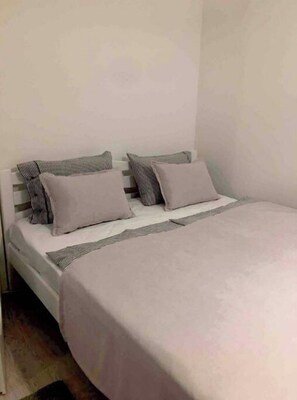 1 chambre, bureau, fer et planche à repasser, Wi-Fi gratuit