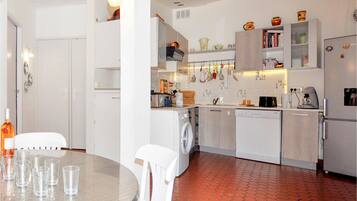 Jääkaappi, uuni, liesi, astianpesukone