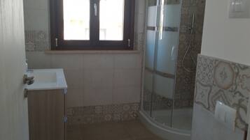 Doccia, asciugacapelli, bidet, asciugamani