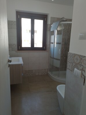 Dutxa, assecador de cabells, bidet i tovalloles 