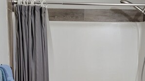 Secador de pelo, toallas, jabón, shampoo