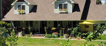 The Farmhouse In The Mountains- Front Porch