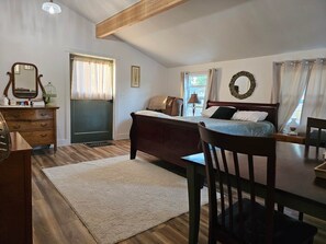 1 bedroom, WiFi, bed sheets - The Hedges House - Studio (Independence)