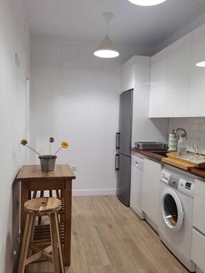 Kjøleskap, mikrobølgeovn, kokeplater og oppvaskmaskin