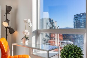 Interior - ★Rare City Oasis★✓King Bed✓View✓Parking✓Gym✓HotTub (Vancouver)
