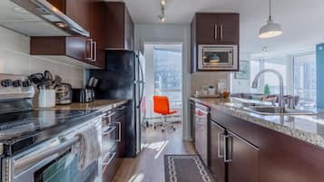 Refrigerador, microondas, horno y parrilla de estufa