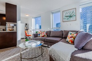 TV - ★Rare City Oasis★✓King Bed✓View✓Parking✓Gym✓HotTub (Vancouver)