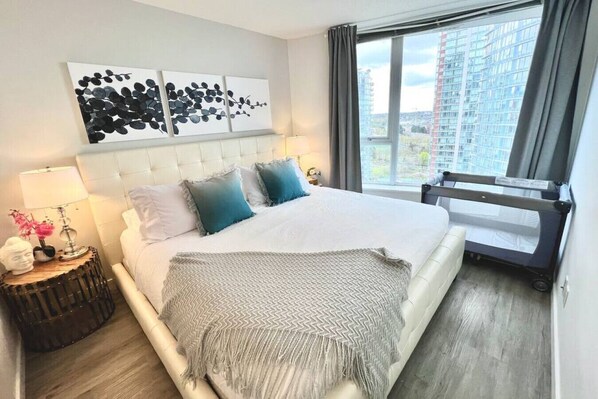 2 Schlafzimmer, Schreibtisch, Bügeleisen/Bügelbrett, Reisekinderbett