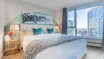 2 habitaciones, escritorio y tabla de planchar con plancha