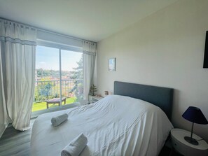 2 slaapkamers, een bureau, internet, beddengoed