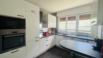 Micro-ondes, four, lave-vaisselle, cafetiĂšre/bouilloire