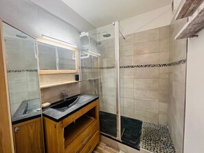 Shower, hair dryer, towels - Le Rétro - Splendide appartement (Poitiers)