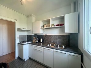 Fridge, microwave, oven, coffee/tea maker - Le Soleil Levant - Beau T3 moderne et lumineux (Poitiers)