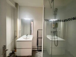 Shower, hair dryer, towels - Le Soleil Levant - Beau T3 moderne et lumineux (Poitiers)