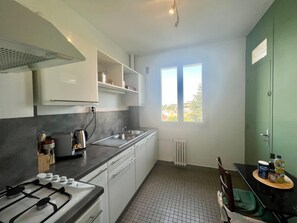 Fridge, microwave, oven, coffee/tea maker - Le Soleil Levant - Beau T3 moderne et lumineux (Poitiers)