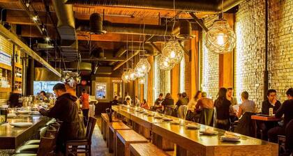 Cozy Industrial Townhouse, King Bed, 3 Min to Downtown